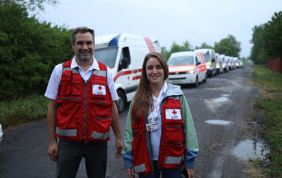 Bernhard Helmberger und Teresa Mayr vom Österreichischen Roten Kreuz nehmen die Autos in der Ukraine in Empfang.