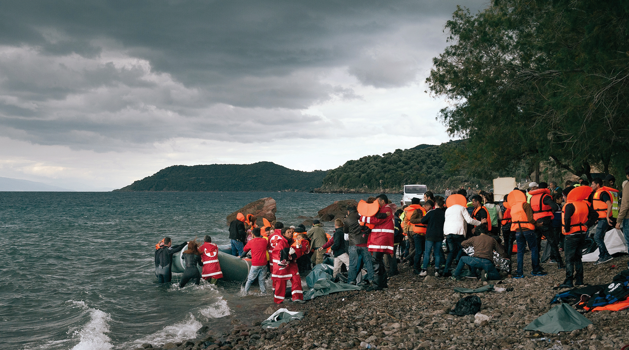 70 Jahre Genfer Flüchtlingskonvention - © Finnish Red Cross/J.Mikkonen Griechenland, Lesbos, November 2015. Die griechische Insel Lesbos ist eine der zentralen Fluchruten nach Europa. Größere Schiffe, Gummiboote und Segelboote überqueren von der Türkei aus rund acht Kilometer des Mittelmeeres um Lesbos zu erreichen. Querformat.