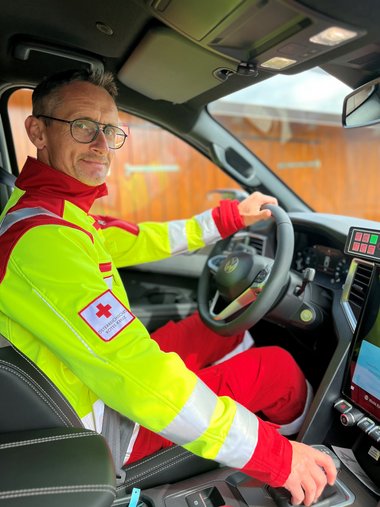 Dienstführender Johann Lang im neuen Notarztfahrzeug
