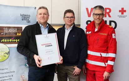 (v.li.) Martin und Günther Stöllnberger bei der Übergabe der Partnerurkunde durch Rotkreuz-Bezirksgeschäftsleiter Stephan Schönberger in den Firmenräumlichkeiten in Losenstein.