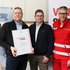 (v.li.) Martin und Günther Stöllnberger bei der Übergabe der Partnerurkunde durch Rotkreuz-Bezirksgeschäftsleiter Stephan Schönberger in den Firmenräumlichkeiten in Losenstein.