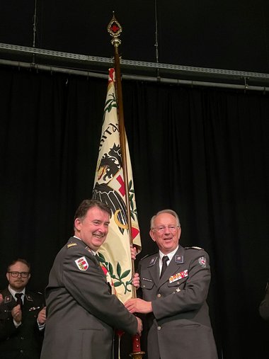 Rotkreuz-Präsident Dr. Werner Aufmesser (rechts) übergab das Bezirksrettungskommando Salzburg Stadt an Martin Huber.