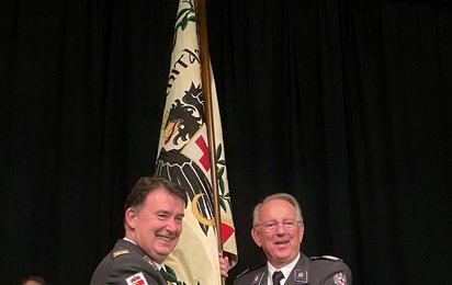 Rotkreuz-Präsident Dr. Werner Aufmesser (rechts) übergab das Bezirksrettungskommando Salzburg Stadt an Martin Huber.