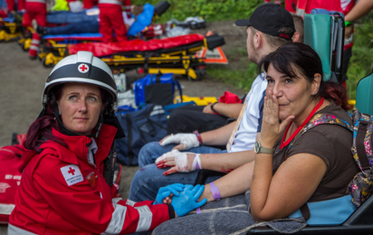 © Rotes Kreuz Tirol / Mader Andreas Sanitäterin betreut eine Patienten auf einem Tragstuhl