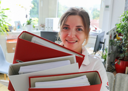 © Rotes Kreuz Graz-Stadt / D. Hackinger Elisa Muhr mit ihren Ausbildungsunterlagen für ihre Tätigkeiten in den Sozialen Diensten an der Rotkreuz-Bezirksstelle Graz-Stadt.