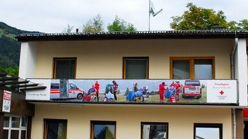 Ortsstelle Lienz - © ÖRK Osttirol/Erlacher Das alte RK-Gebäude in Lienz (Ortsstelle Lienz) mit Werbebanner am Balkon im !. Stock