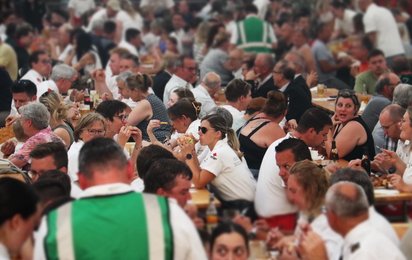 Innenansicht des großen Festzeltes zur Volksfest-Eröffnung im Jahr 2025.
