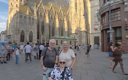 Waltraud vor dem Stephansdom 
