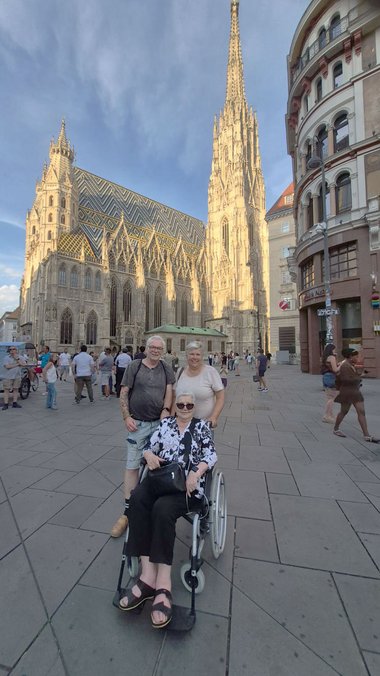 Waltraud vor dem Stephansdom 