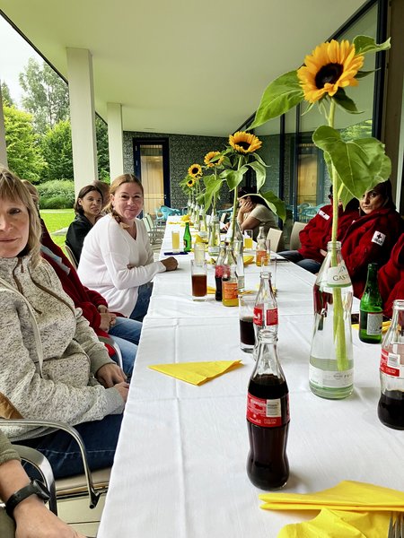 Mitarbeiter:innen des Seniorenwohnhauses Hallein sitzen gemeinsam an einem Tisch