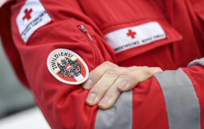 Zivilidienst-Logo am Arm eines Sanitäters