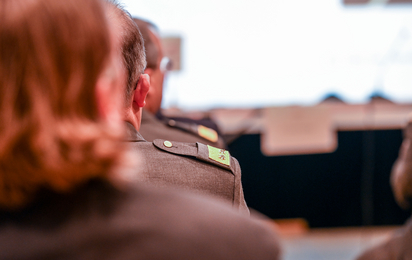 Führung im Roten Kreuz - © Rotes Kreuz Tirol Daniel Liebl Anlässlich der Generalversammlung des Roten Kreuzes Tirol gelingt dieses Bild über die Schultern der anwesenden Gäste von hinten. So sieht man ihre Spangen auf den Uniformen, die sie in ihren Funktionen auszeichnen