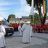 Priester segnet ein Rettungsfahrzeug der Ortsstelle Sattledt