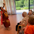 Kontrabassspielerin musiziert für Bewohner:innen.