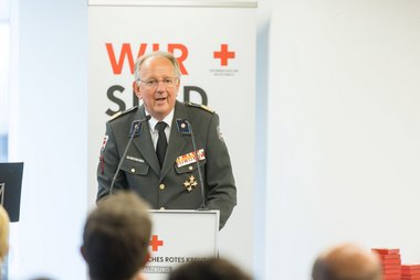 Rotkreuz-Präsident Dr. Werner Aufmesser während seiner Ansprache am Pult stehend.