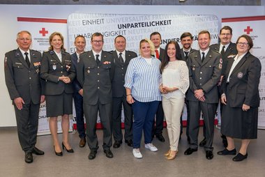 Geehrte mit Repräsentantinnen des Roten Kreuzes Salzburg