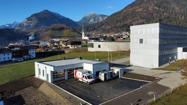 Luftaufnahme mit dem Rettungsdienst-Stützpunkt Wiesing