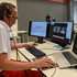 Martin Brandacher von der Rotkreuz-Akademie Tirol sitzt am Computer und hält eine online Schulung für Notfallsanitäter ab