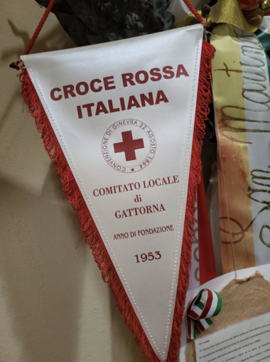 Zu sehen ist ein Wimpel des CRI - des Croce Rossa Italiana, dem Italienischen Roten Kreuz.