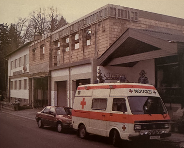 Gebäuderohbau und im Vordergrund parkend der erste NAW.