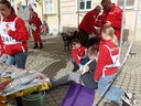Jugendliche versorgen einen Figuranten bei einer Bewerbsstation