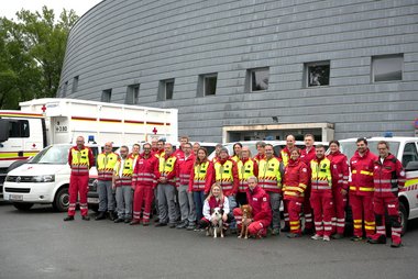 Gruppenfoto der Salzburger Rotkreuz-Abordnung für die Bundesübung Nockalert 2025, im Hintergrund die Salzburg Arena.