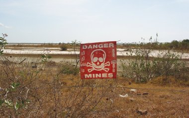 Minen - © ÖRK / Andrea Winter Ein Schild warnt vor einem Minenfeld