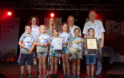 Die Sieger-Jugendgruppe der Kategorie Helfi: „Strong Kids 4 Life“ aus Tamsweg mit Isabella Pernthaner-Schneider (Bezirksgeschäftsführerin Pinzgau), Emily Eder (Bewerbsleiterin), Michael Hinterhofer (Landesreferent), Dr. Werner Aufmesser (RK-Präsident)