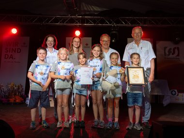 Die Sieger-Jugendgruppe der Kategorie Helfi: „Strong Kids 4 Life“ aus Tamsweg mit Isabella Pernthaner-Schneider (Bezirksgeschäftsführerin Pinzgau), Emily Eder (Bewerbsleiterin), Michael Hinterhofer (Landesreferent), Dr. Werner Aufmesser (RK-Präsident)