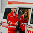 Ein Sanitäter und eine Sanitäterin lachen in die Kamera