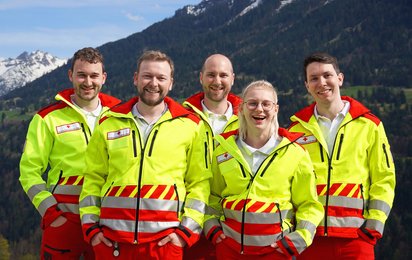 Sanitäter:innen vom Großen Walsertal vor Bergpanorama