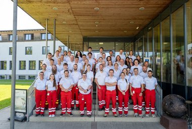 Eine Gruppe von Rotkreuz-Sanitäterinnen steht auf den Stufen zum Eingang der Landwirtschaftlichen Fachschule Bruck