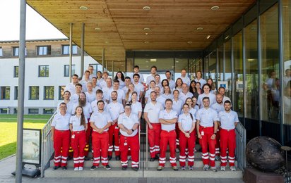 Eine Gruppe von Rotkreuz-Sanitäterinnen steht auf den Stufen zum Eingang der Landwirtschaftlichen Fachschule Bruck