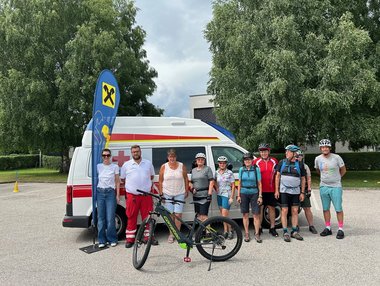 Unternehmenskooperations-Partner Raiffeisenbank und Rotes Kreuz gemeinsam für die Sicherheit bei E-Bike Safety Day in Eferding