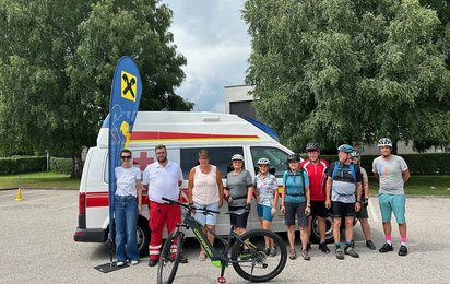 Unternehmenskooperations-Partner Raiffeisenbank und Rotes Kreuz gemeinsam für die Sicherheit bei E-Bike Safety Day in Eferding