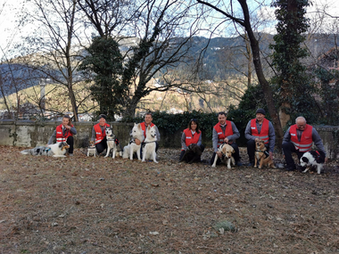 Gruppenbild der Suchhundestaffel Landeck - Hundeführer mit Hund.