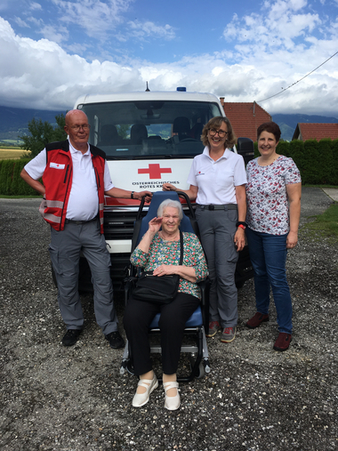(v.l.n.r.): Rotkreuz-Helfer Dieter, Frau Aloisia, Rotkreuz-Helferin Gaby, Trauerbegleiterin Elisabeth vor dem Herzenswunsch-Hospizmobil