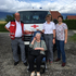 (v.l.n.r.): Rotkreuz-Helfer Dieter, Frau Aloisia, Rotkreuz-Helferin Gaby, Trauerbegleiterin Elisabeth vor dem Herzenswunsch-Hospizmobil