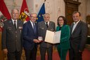 Im Bild: Rotkreuz-Präsident Dr. Werner Aufmesser, Landeshauptmann Wilfried Haslauer, Josef Seebacher aus Radstadt (Pongau), Landesrätin Daniela Gutschi, Landesrat Christian Pewny.