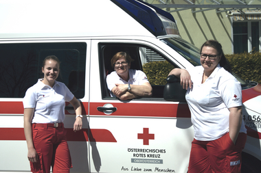 Renate Oberhauser und ihre Töchter Ina Maria und Katrin mit dem Rettungsauto