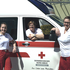Renate Oberhauser und ihre Töchter Ina Maria und Katrin mit dem Rettungsauto