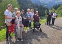 Die Reisegruppe genießt den Sonnenschein.