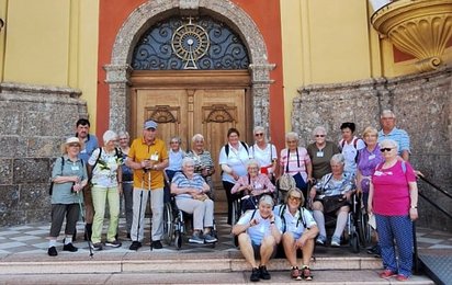 Gruppenfoto vor Sehenswürdigkeit