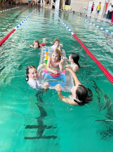 Kinder im Wasser.
