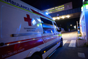 Ein Rettungswagen fährt nachts während eines Einsatzes in das Landeskrankenhaus Salzburg ein.