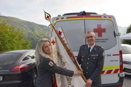 Manfred Goritschnig übergibt die Fahne an Elisabeth Gruber