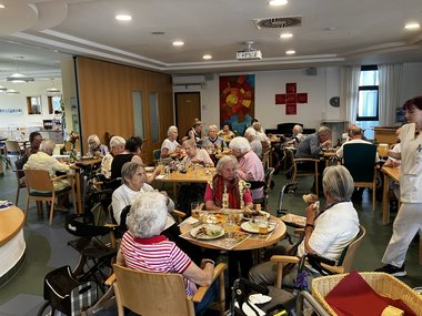 Grillfest im Seniorenwohnhaus