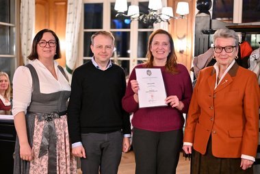 Eine Freiwillige des Rotkreuz-Besuchsdienstes in der Stadt Salzburg wurden mit dem Bronzenen Dienstjahresabzeichen für 10-jährige ehrenamtliche Mitarbeit ausgezeichnet. Von links nach rechts: Roberta Thanner (Leiterin Besuchsdienst), Clemens Ebster (Landesrettungskommandant ad inteim), Walburga Ebner, Primaria a D Doktor Ulrike Michl (Vizepräsidentin, Rotes Kreuz Salzburg)