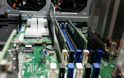 Foto eines PC-Motherboards - © Rotes Kreuz Burgenland / Thomas Dragosits Foto eines PC-Motherboards