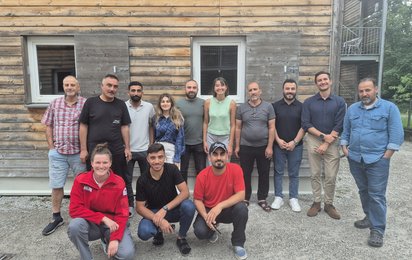 Die Integrationsbotschafter:innen mit Bewohner:innen und Laura vom Team des Rotkreuz-Quartiers Flussbauhof.